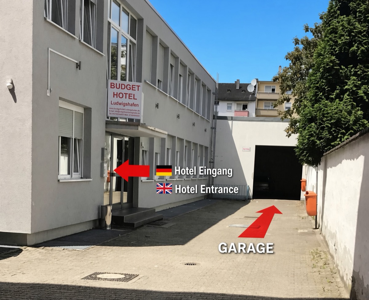 Innenhof: links der Hoteleingang, geradeaus die Einfahrt zur Garage