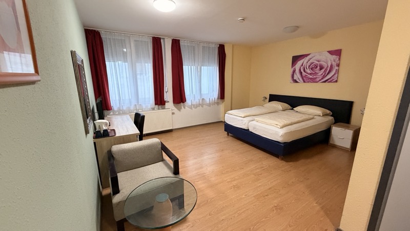 Doppelzimmer mit Doppelbett und Sitzecke
