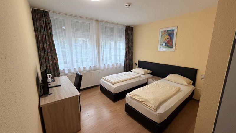 Zweibettzimmer mit zwei getrennten Betten